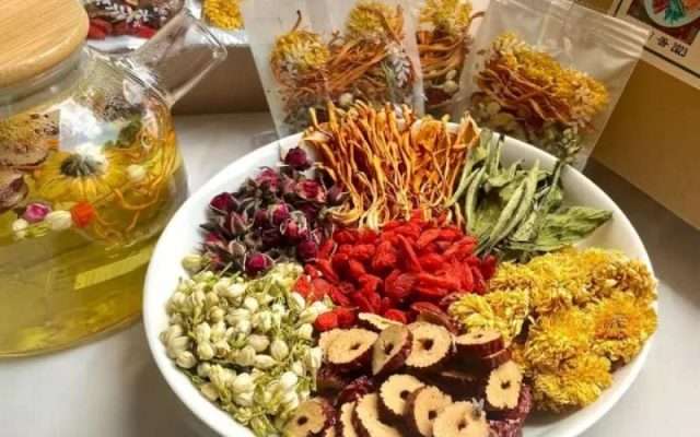 Trà đông trùng hạ thảo giúp dễ ngủ bổ thận